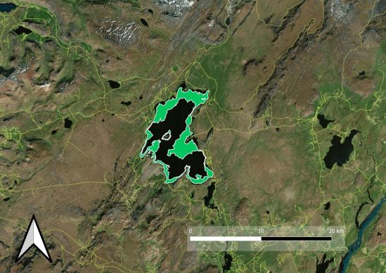 Kort af þingvallavatni og umhverfi, með ör sem vísar í norður og lengdarskala í kílómetrum